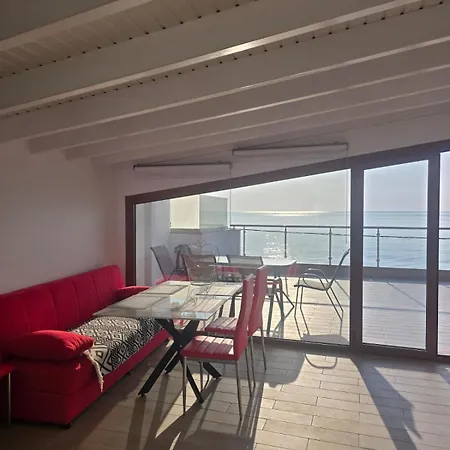 Apartment By The Sea *